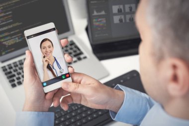 Steteskoplu doktor. Telehealth konferansı.