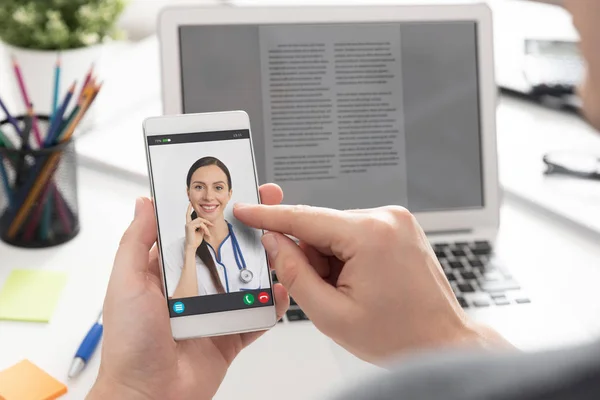 Docteur avec stéthoscope. Conférence sur la télésanté . — Photo