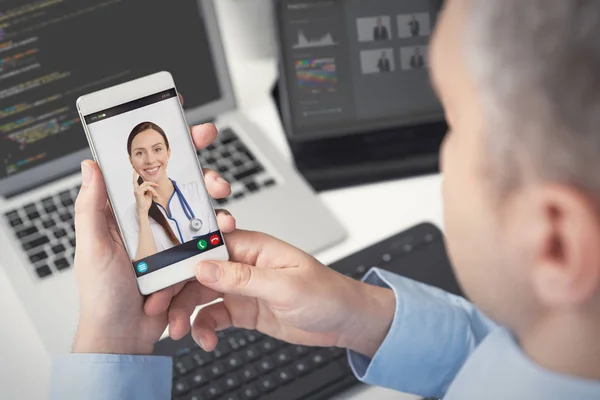 Steteskoplu doktor. Telehealth konferansı.