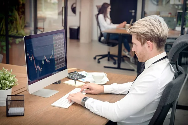 Broker or investor analyzing chart in office — Stock Photo, Image