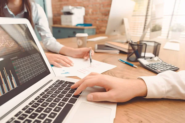 Investors work in the office — Stock Photo, Image