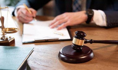 Ofiste çalışan avukat ya da avukat.