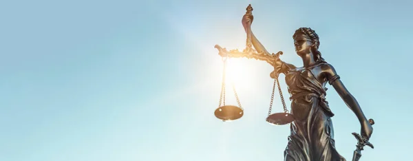 Frauenjustiz. Statue der Gerechtigkeit auf Himmelshintergrund — Stockfoto
