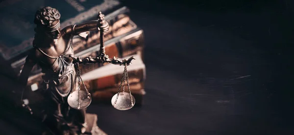 Frauenjustiz. Statue der Gerechtigkeit in der Bibliothek — Stockfoto