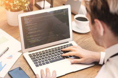 Ofiste kod üzerinde çalışan programcı