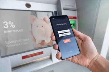 Cep telefonu olan bir ATM 'den para çek