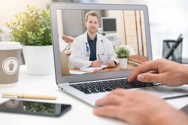 Arzt mit Stethoskop. Telemedizinisches Konzept — Stockfoto