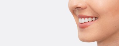 Diş beyazlatma, diş bakımı konsepti. Kopyalama alanı olan geniş resim