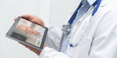 Doktor ve kıdemli hasta konsültasyonu. Teletıp, uzaktan sağlık hizmeti kavramı.