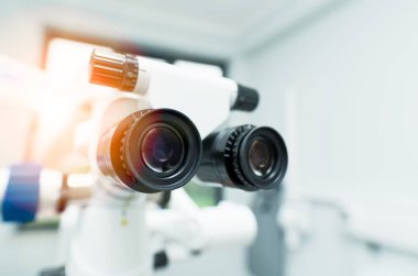 Diş endodontik dürbün mikroskobu. Diş mikroskobu için dişçiye yakın çekim