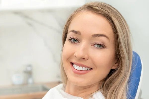 Jovem Mulher Sorridente Sentada Cadeira Consultório Dentista Cuidados Dentários Dentes — Fotografia de Stock