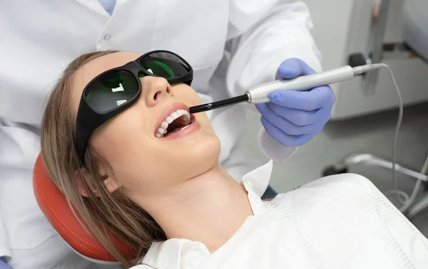 Mit Einer Modernen Methode Der Laserbehandlung Der Zähne Zahnpflege Perfektes — Stockfoto