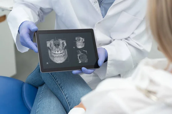 Consulta Dental Clínica Dentista Mostrando Rayos Dientes Pantalla Tableta Digital — Foto de Stock