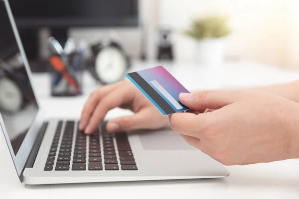 手札のクレジットカード オンラインショッピング 電子商取引の概念 — ストック写真