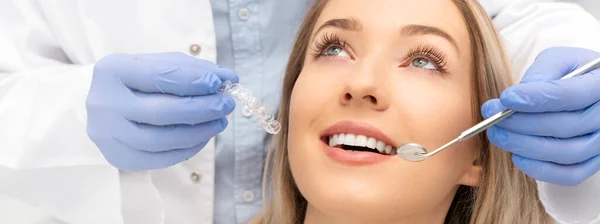 Kobieta Której Zęby Badano Dentysty Wybielanie Zębów Koncepcja Opieki Stomatologicznej — Zdjęcie stockowe