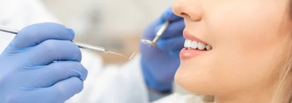 Jeune Femme Clinique Stomatologie Santé Dentaire Concept Blanchiment Des Dents — Photo