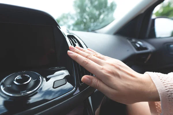 車のエアコン 女性は車のエアコンをチェックします — ストック写真