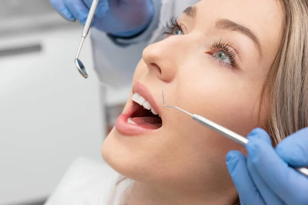 Uma Mulher Fazer Exame Aos Dentes Nos Dentistas Clareamento Dos — Fotografia de Stock