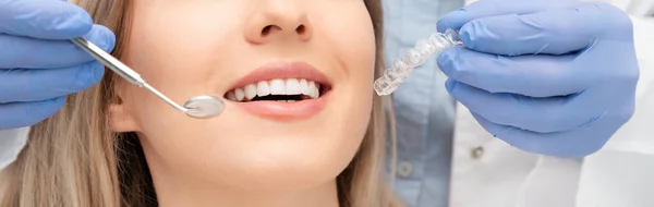 Frau Lässt Zähne Beim Zahnarzt Untersuchen Zahnaufhellung Zahnpflegekonzept — Stockfoto