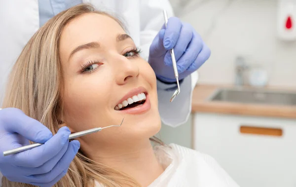 Mujer Examinan Los Dientes Los Dentistas Blanqueamiento Dental Concepto Cuidado — Foto de Stock