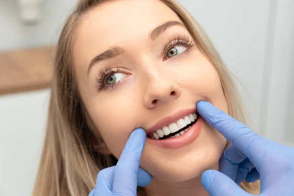Kobieta Podczas Wizyty Gabinecie Dentystycznym Zdrowie Zębów Wybielanie Zębów — Zdjęcie stockowe