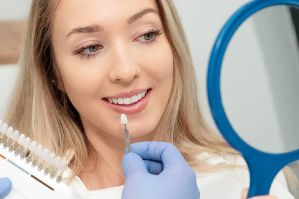Schöne Junge Frau Der Klinik Für Stomatologie Gesunde Zahnaufhellung — Stockfoto