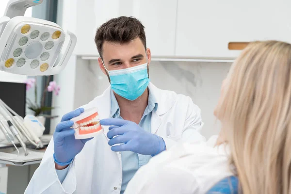 Tandläkare Håller Käken Prover Tand Professionell Konsultation Tandvårdskliniken — Stockfoto