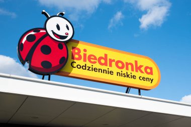 Wroclaw, Polonya - NOV 11, 2019: Logo ve Biedronka (Uğur Böceği) indirimli süpermarket işareti. Metin: Her gün düşük fiyatlar. Polonya 'da 2018 yılından itibaren dükkanlar çoğu Pazar günleri kapalıdır..