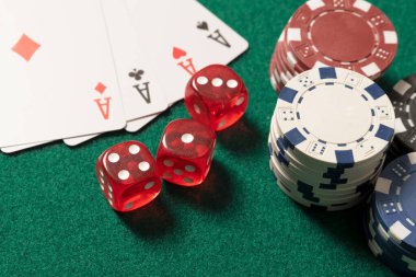Poker fişleri, yeşil masadaki kartlar. Kumarhane konsepti..