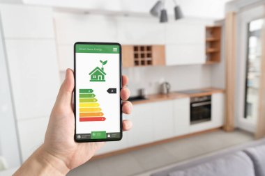 Enerji verimliliği mobil uygulaması ekranda. Ekoloji, ekolojik ev kavramı