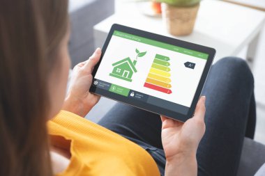 Enerji verimliliği mobil uygulaması ekranda. Ekoloji, ekolojik ev kavramı