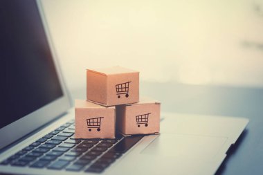 Dizüstü bilgisayardaki kutular. E-ticaret, online alışveriş konsepti.