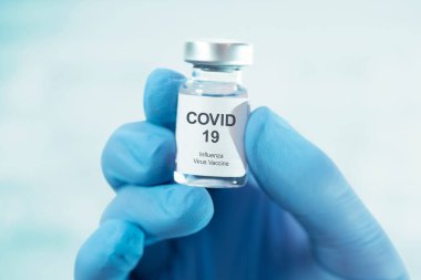 Covid-19 aşı şişesini tutan doktor. Grip, grip, korona virüsü aşısı