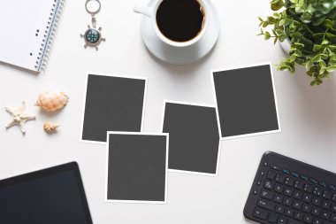 Boş fotoğraf çerçeveleri. Yazılı fotoğraflar, fotoğraf laboratuarı konsepti, üst görünüm