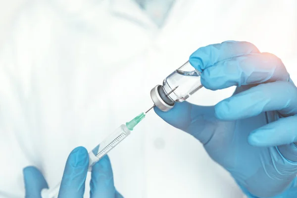 医生拿着疫苗瓶和注射器流感 日冕病毒疫苗概念 — 图库照片