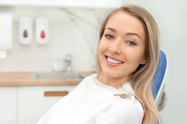 Junge Lächelnde Frau Auf Stuhl Zahnarztpraxis Zahnpflege Gesunde Zähne — Stockfoto