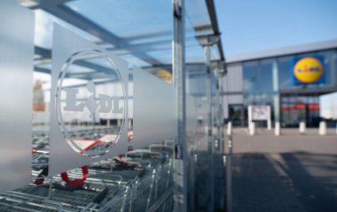 Wroclaw, Polonya - NOV 11, 2019: Polonya 'da LIDL süpermarket. Lidl, Almanya 'nın küresel indirimli süpermarket zinciri. Polonya 'da 2018 yılından itibaren dükkanlar çoğu Pazar günleri kapalıdır..