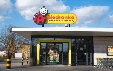 Wroclaw, Polonya - NOV 11, 2019: Logo ve Biedronka (Uğur Böceği) indirimli süpermarket işareti. Metin: Her gün düşük fiyatlar. Polonya 'da 2018 yılından itibaren dükkanlar çoğu Pazar günleri kapalıdır..