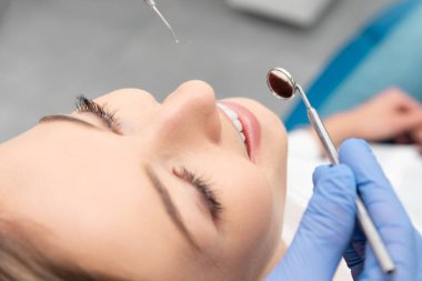 Dişçileri muayene eden bir kadın. Diş beyazlatma, diş bakımı konsepti