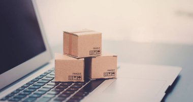 Dizüstü bilgisayardaki kutular. E-ticaret, online alışveriş konsepti.