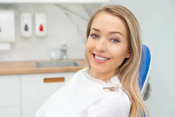 Junge Lächelnde Frau Auf Stuhl Zahnarztpraxis Zahnpflege Gesunde Zähne — Stockfoto