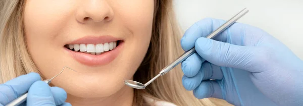 Młoda Kobieta Klinice Stomatologicznej Zdrowie Zębów Koncepcja Wybielania Zębów — Zdjęcie stockowe