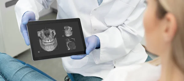 診療所で歯科相談 歯のデジタルタブレット画面上のX線を示す歯科医 3D断層撮影技術 — ストック写真