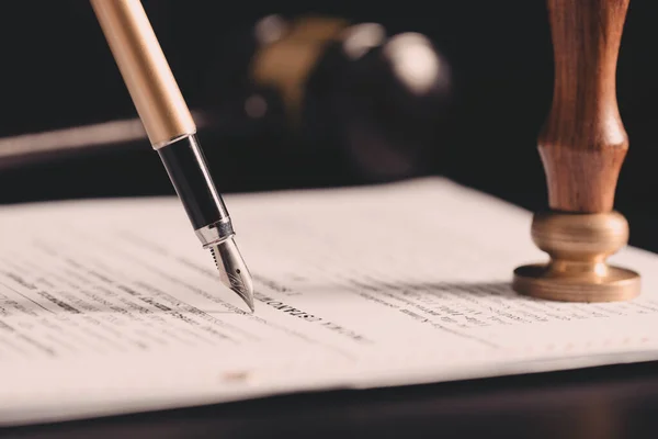 Recht Notaris Achtergrond Thema Fonteinpen Handgeschept Papier Bureau — Stockfoto