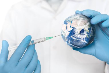 Virüse karşı küresel aşı. İnsanoğlu aşıyı dünyaya enjekte eder. Bu görüntünün elementleri NASA tarafından desteklenmektedir.