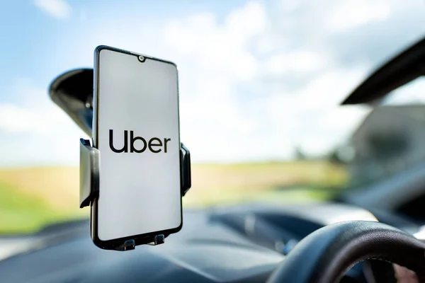 Wroclaw Poland Aug 2020 Uber Driver Holding Smartphone Car Uber正在为乌克兰的交通运输提供共享经济服务 — 图库照片