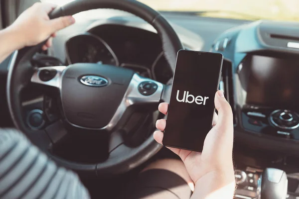 Wroclaw Lengyelország Aug 2020 Uber Driver Holding Smartphone Car Uber — Stock Fotó