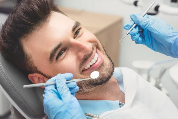 Een Man Die Tanden Laat Onderzoeken Bij Tandartsen Overzicht Tandheelkundige — Stockfoto