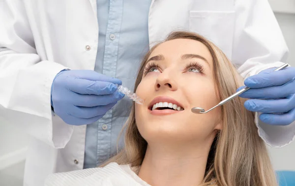 Mujer Examinan Los Dientes Los Dentistas Blanqueamiento Dental Concepto Cuidado — Foto de Stock