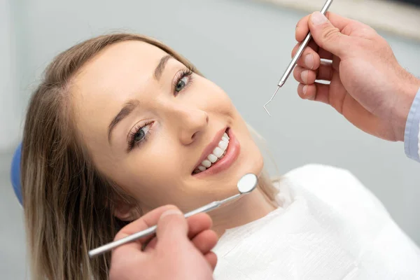 牙医检查牙齿的妇女 牙齿美白 牙齿护理概念 — 图库照片